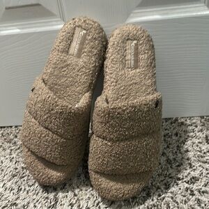 Kookaburra by Ugg Tan Fuzzy Slippers